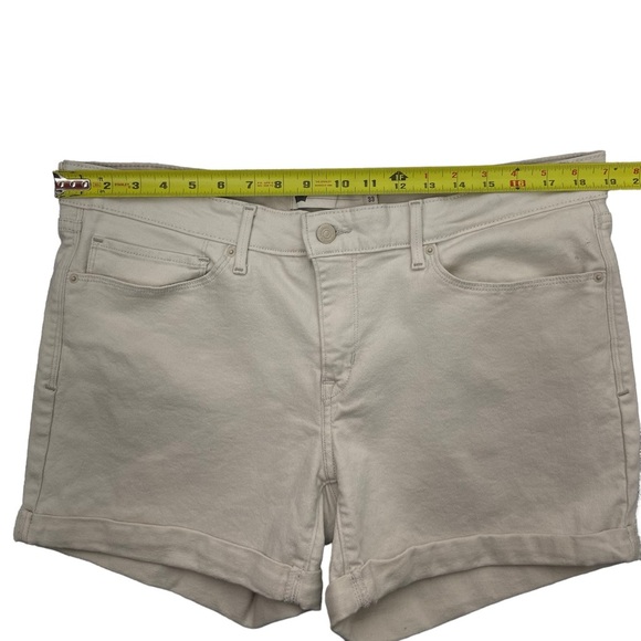 Levi's Stretch Tan Mid Rise Cuffed Shorts Women's Size‎ 33 - Picture 3 of 10